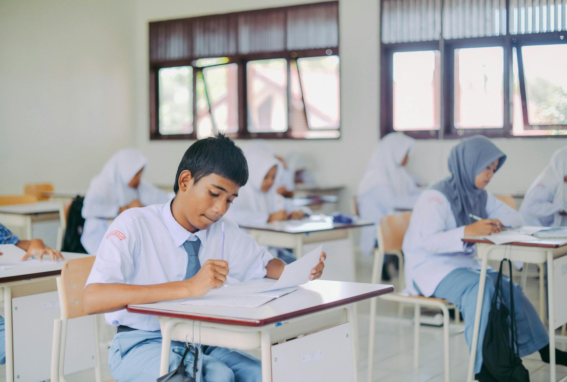 Anak belajar baca di Magetan dengan bimbingan profesional